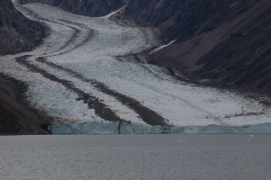 Mittelmoräne auf einem Gletscher in Ostgrönland